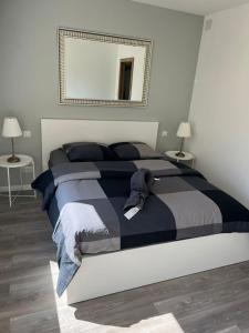 מיטה או מיטות בחדר ב-App 1 Mulhouse centre , 6 personnes