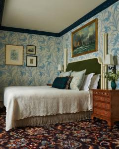 um quarto com uma cama com paredes azuis e uma cómoda em Marine Troon em Troon