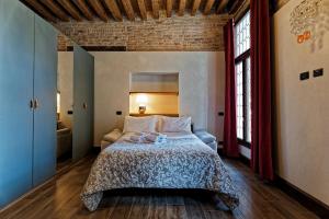 1 dormitorio con 1 cama con 2 toallas en Gradenigo Apartments 767, en Venecia