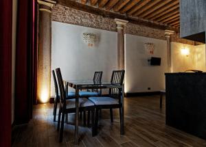 comedor con mesa y 4 sillas en Gradenigo Apartments 767, en Venecia