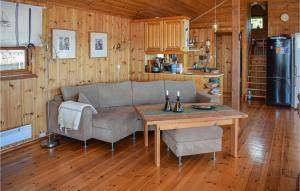 אזור ישיבה ב-Cozy Home In Melsomvik With House Sea View
