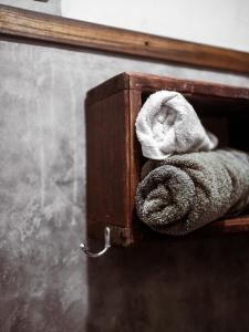 a wooden box with a towel in it at NORDESTINA PiPA in Pipa