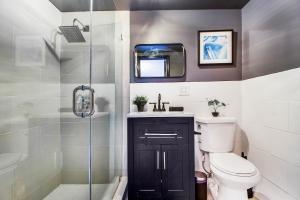 La salle de bains est pourvue d'une douche, de toilettes et d'un lavabo. dans l'établissement Villa Biscayne - Water front - Mini-golf - Pool, à Miami