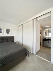 Posteľ alebo postele v izbe v ubytovaní Excelsior I Sea View Apartment