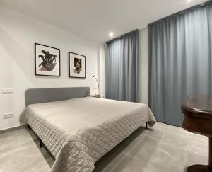 Posteľ alebo postele v izbe v ubytovaní Excelsior I Sea View Apartment