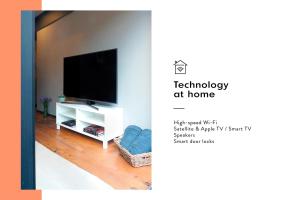 sala de estar con TV de pantalla plana en un soporte blanco en Duplex Rojo By The Local Way, en Ciudad de México