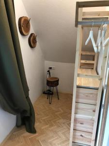 Łóżko lub łóżka piętrowe w pokoju w obiekcie Klopeinerperle
