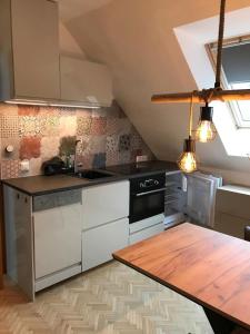 uma cozinha com electrodomésticos brancos e uma mesa de madeira em Klopeinerperle em Peratschitzen