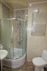 Ένα μπάνιο στο Apartment with Summer Terrace +34 φωτογραφίες