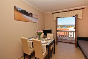 Μια τηλεόραση ή/και κέντρο ψυχαγωγίας στο Apartments with parking space Soline, Krk - 19198
