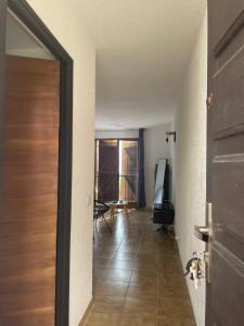 korytarz z drzwiami i psem leżącym na podłodze w obiekcie Appartement T1 w mieście LʼÎle-Rousse