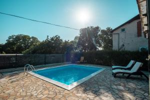 Bazén v ubytovaní Family-friendly apartments with swimming pools Pakostane, Biograd - 18980 alebo v jeho blízkosti + 9 fotografií