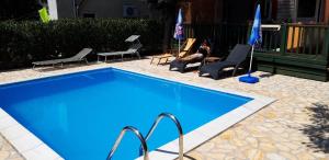 Bazén v ubytovaní Family-friendly apartments with swimming pools Pakostane, Biograd - 18980 alebo v jeho blízkosti