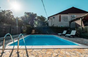 Bazén v ubytovaní Family-friendly apartments with swimming pools Pakostane, Biograd - 18980 alebo v jeho blízkosti
