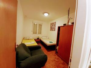 uma sala de estar com um sofá e uma cama num quarto em Apartments with WiFi Sibenik - 18960 em Sibenik