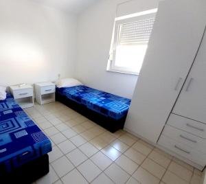 Postel nebo postele na pokoji v ubytování Apartments by the sea Vir - 19217