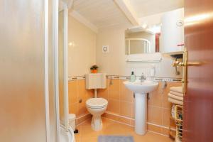 La salle de bains est pourvue de toilettes et d'un lavabo. dans l'établissement Apartments by the sea Trogir - 18953, à Trogir
