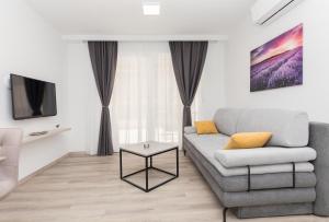 Televízia a/alebo spoločenská miestnosť v ubytovaní Apartments by the sea Makarska - 19134