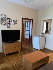 Telewizja i/lub zestaw kina domowego w obiekcie Zajazd Kadar