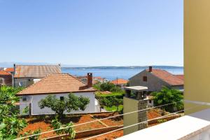widok na ocean z balkonu domu w obiekcie Apartments by the sea Kali, Ugljan - 19137 w mieście Kali