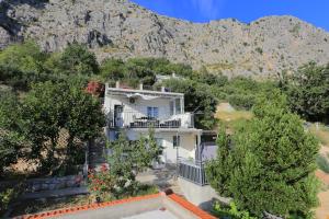 Fotografia z galérie ubytovania Holiday house with a swimming pool Omis - 19020 v Omise