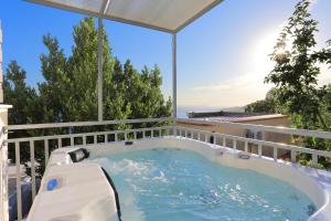 Fotografia z galérie ubytovania Holiday house with a swimming pool Omis - 19020 v Omise