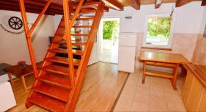 una escalera de caracol de madera en una cocina con mesa en Apartments by the sea Tkon, Pasman - 19024 en Tkon