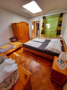 mały pokój z 2 łóżkami i 2 stołami w obiekcie Apartments by the sea Pakostane, Biograd - 19005 w Pakoštane