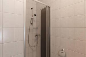 スペタルにあるRooms by the sea Supetar, Brac - 19049の浴室のガラス扉付きシャワー +32枚の写真