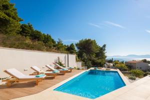 Majoituspaikassa Seaside luxury villa with a swimming pool Zaostrog, Makarska - 19037 tai sen lähellä sijaitseva uima-allas