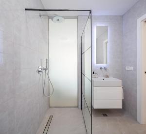 Ένα μπάνιο στο Seaside luxury villa with a swimming pool Zaostrog, Makarska - 19037 +18 φωτογραφίες