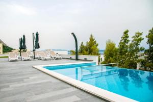 Bazén v ubytování Family friendly apartments with a swimming pool Makarska - 19150 nebo v jeho okolí
