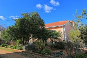 Fotografia z galérie ubytovania Family friendly house with a parking space Trogir - 19247 v Trogiri
