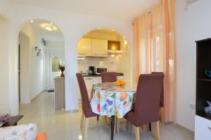 Fotografia z galérie ubytovania Family friendly house with a parking space Trogir - 19247 v Trogiri