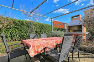 Fotografia z galérie ubytovania Family friendly house with a parking space Trogir - 19247 v Trogiri