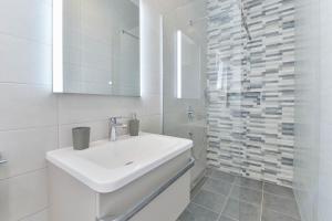 Bilik mandi di Luxury villa with a swimming pool Vrsi - Mulo, Zadar - 19140 +12 gambar