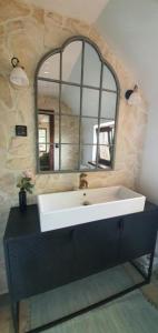 ein Badezimmer mit einem weißen Waschbecken und einem Spiegel in der Unterkunft Family friendly house with a swimming pool Novi Marof, Medimurje - 19142 in Novi Marof