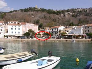 eine Gruppe von Booten in einem Wasserkörper in der Unterkunft Apartments by the sea Baska, Krk - 19190 in Baška