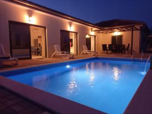 Πισίνα στο ή κοντά στο Luxury villa with a swimming pool Vrsi - Mulo, Zadar - 19093
