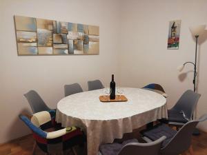 einen Esstisch mit einer Flasche Wein darauf in der Unterkunft Apartments by the sea Nin, Zadar - 19103 in Nin