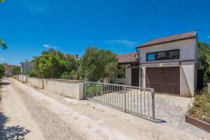 Fotografia z galérie ubytovania Family friendly house with a swimming pool Vir - 19097 vo Viry