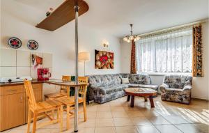 salon z kanapą i stołem w obiekcie Holiday Home Mielno Akacjowa Ii w mieście Mielno