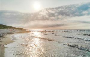 plaża z grupą ludzi w wodzie w obiekcie Holiday Home Mielno Akacjowa Ii w mieście Mielno +10 zdjęć