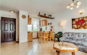 salon z kanapą i stołem w obiekcie Holiday Home Mielno Akacjowa Ii w mieście Mielno