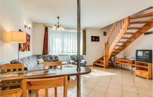 salon z kanapą i stołem w obiekcie Holiday Home Mielno Akacjowa Ii w mieście Mielno