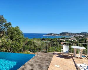Cette villa offre une vue sur l'océan. dans l'établissement Les Citronniers - Splendide vue mer accès plage à pieds à 5 minutes, à Cavalaire-sur-Mer