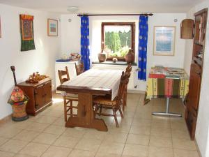 a dining room with a table and a window at B&B Snow View Lodge in Medendorf