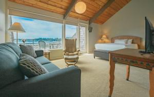 TV a/nebo společenská místnost v ubytování Embarcadero Resort