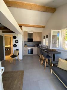 a kitchen with a table and chairs in a room at L'antre deux Pierres, suite de charme, romantisme, jacuzzi privé, braséro in Bouyon