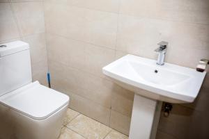 Bilik mandi di MITOS LUXURY SUITES (BODE THOMAS)